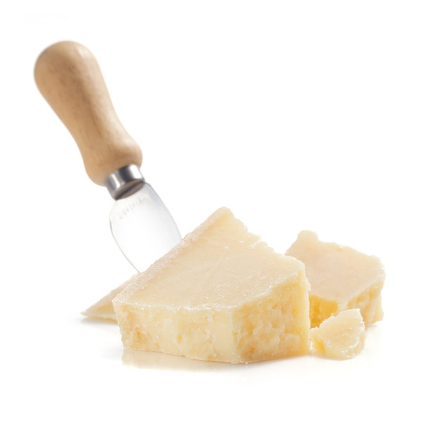 Pezzi di parmigiano isolato su bianco