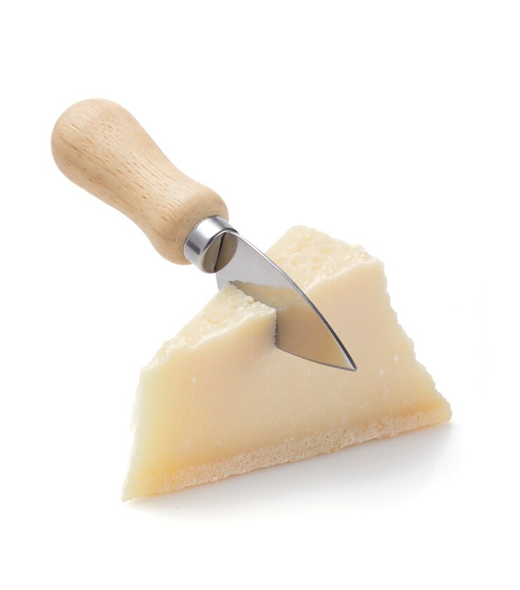 Pezzi di parmigiano isolato su bianco