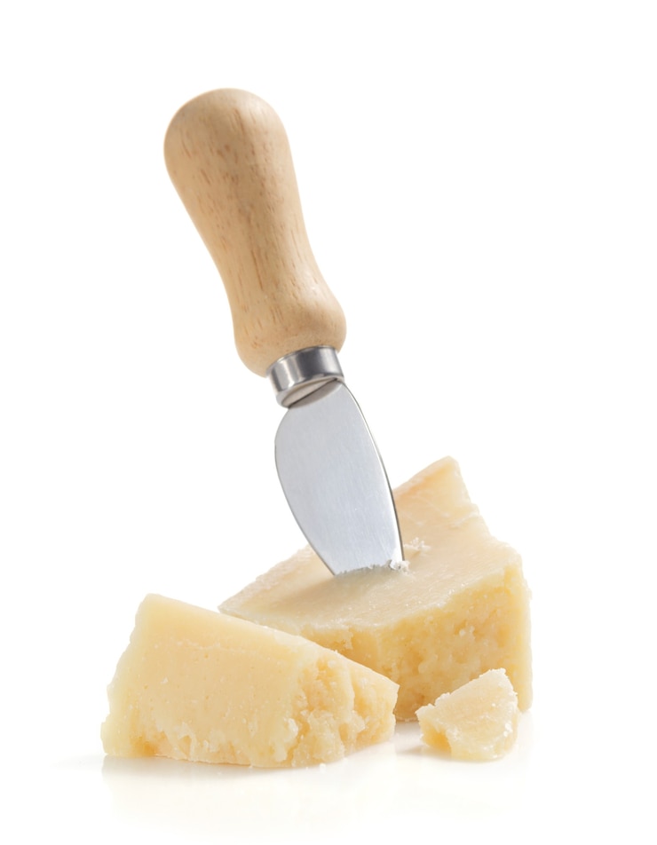 Pezzi di parmigiano isolato sulla superficie bianca