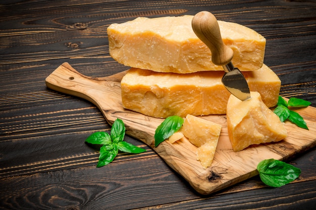 Pezzi di parmigiano o parmigiano e uva