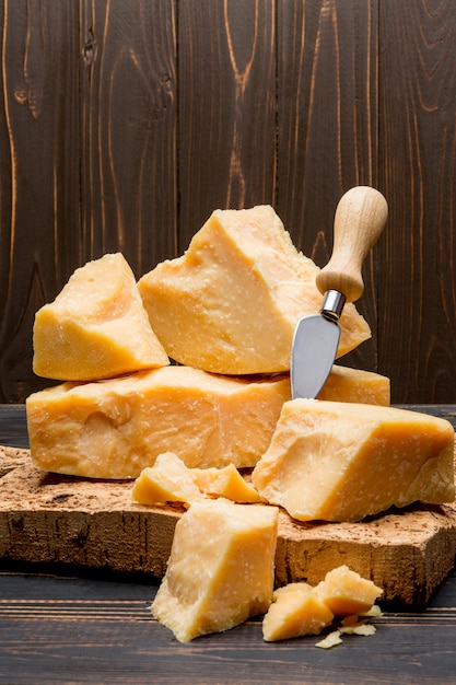 Pezzi di parmigiano o parmigiano e uva