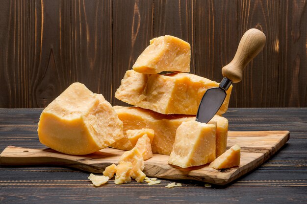 Pezzi di parmigiano o parmigiano e uva