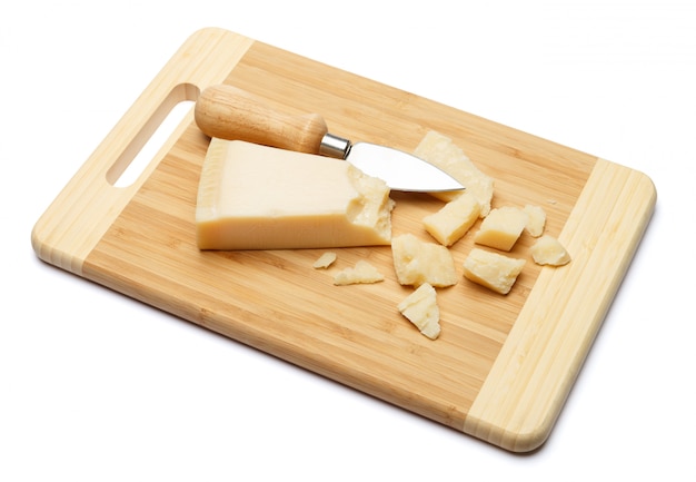 Pezzi di parmigiano sul tagliere di legno