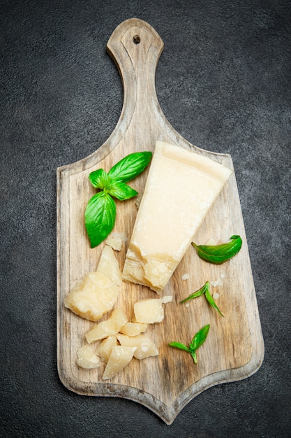 Pezzi di parmigiano sul tavolo di cemento