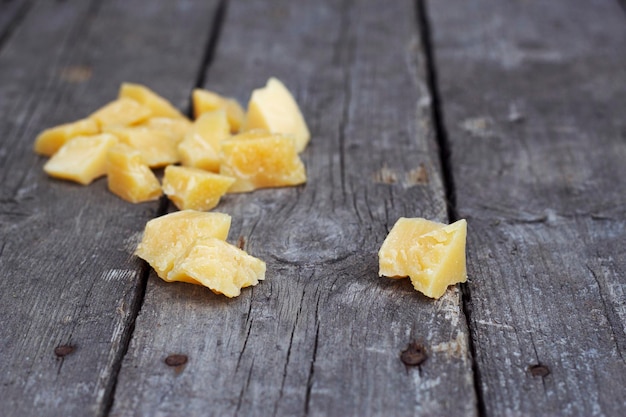 pezzi di parmigiano sul vecchio tavolo di legno con primo piano