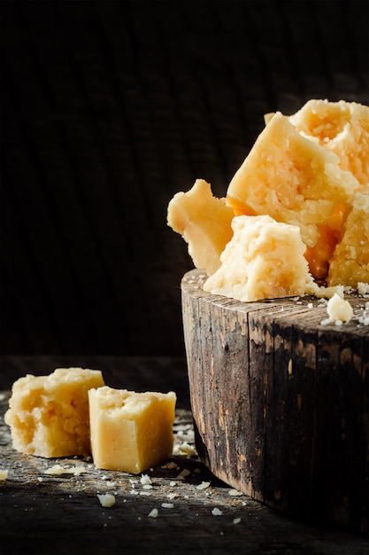 Pezzi di parmigiano sulla tavola di legno