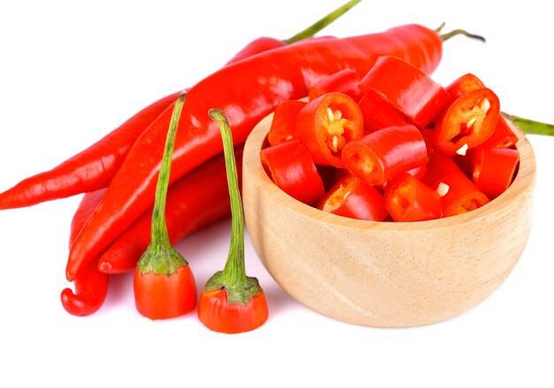 Pezzi di peperoncino rosso su una ciotola di legno