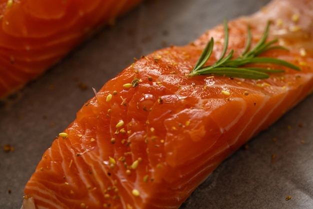 Pezzi di pesce rosso trota fritti in una padella con spezie