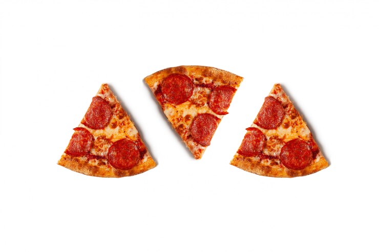 Pezzi di pizza ai peperoni isolata su bianco con ombra.