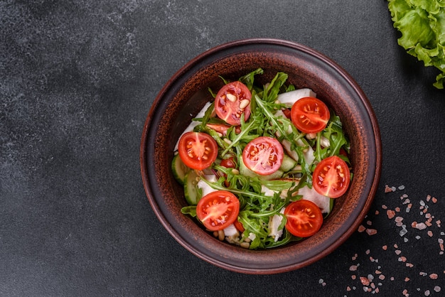 Pezzi di pollo, pomodori e foglie di lattuga su uno sfondo di cemento scuro. Cibo sano e delizioso healthy