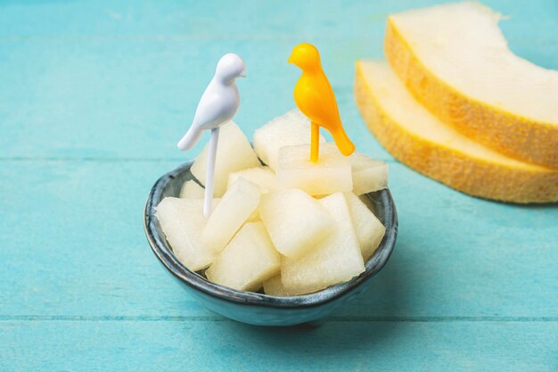 Pezzi di polpa di melone in una ciotola sul tavolo.