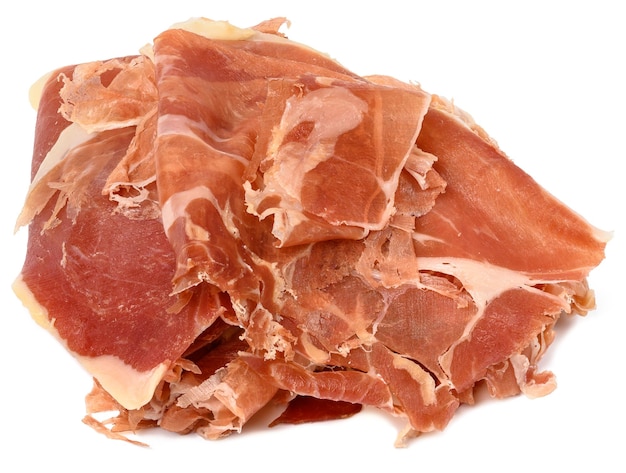 Pezzi di prosciutto affettati sottilmente su uno sfondo bianco isolato