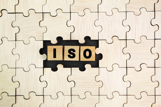 Pezzi di puzzle in legno con la parola iso al centro. puzzle in legno con la lettera ISO. il concetto