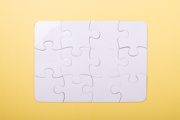 Pezzi di puzzle su giallo