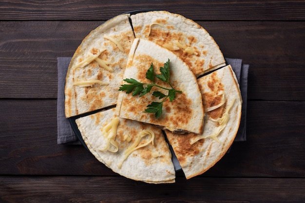 Pezzi di quesadilla con funghi panna acida e formaggio