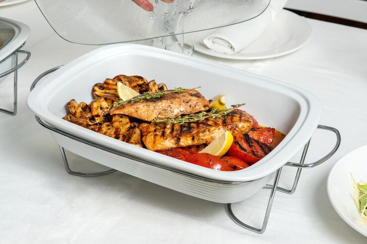 Pezzi di salmone champignon pomodori grigliati in marmite Decorati con rosmarino ristorazione di lusso