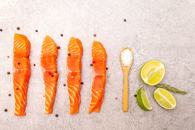 Pezzi di salmone crudo con lime, rosmarino, sale marino e pepe