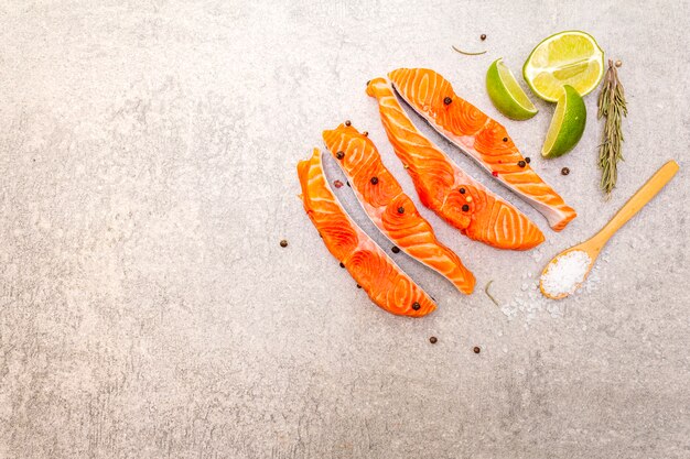 Pezzi di salmone crudo con lime, rosmarino, sale marino e pepe