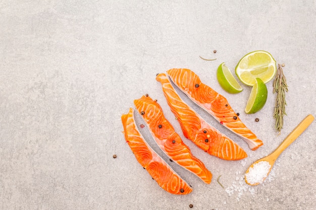 Pezzi di salmone crudo con lime, rosmarino, sale marino e pepe