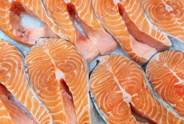 Pezzi di salmone fresco sulle bancarelle del mercato