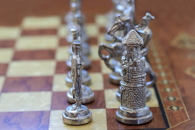 pezzi di scacchi disposti su tavola da scacchi giochi da tavolo e hobby concetto