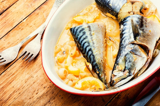 Pezzi di sgombro al vapore in teglia.Cibo dietetico,cibo sano.Scomber al forno