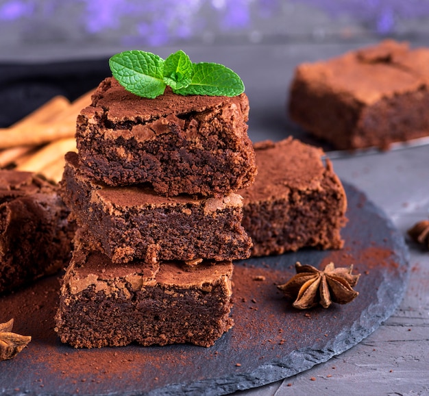 Pezzi di torta al cioccolato brownie al forno