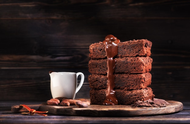 Pezzi di torta al cioccolato brownie e salsa di cioccolato caldoxA