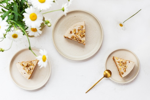 Pezzi di torta di carote con crema di cocco e noci senza cottura