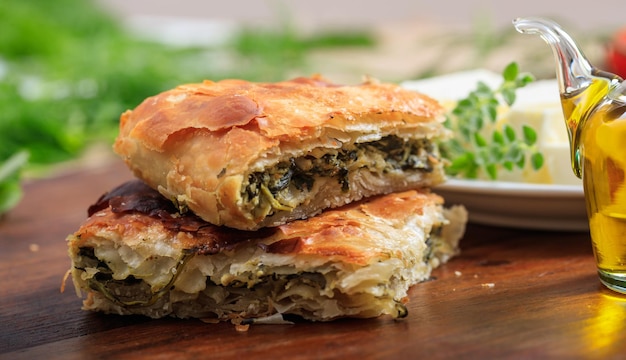 Pezzi di torta di spinaci su un tavolo