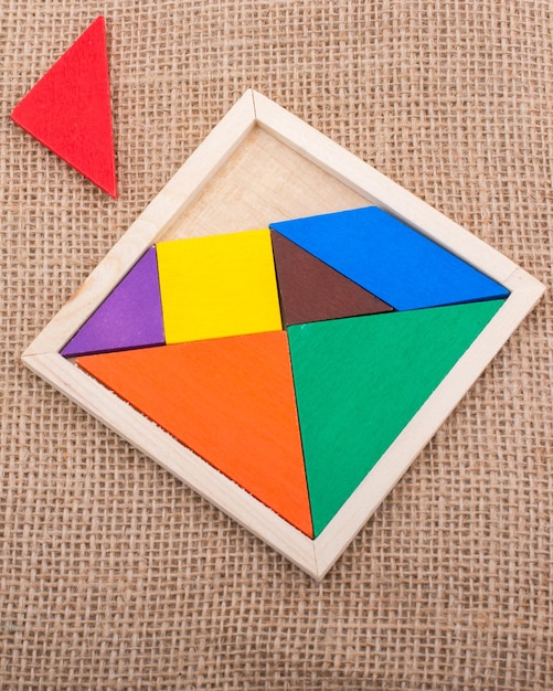 Pezzi di un puzzle tangram quadrato