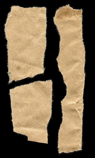 Pezzi di vecchia carta strappata su uno sfondo nero