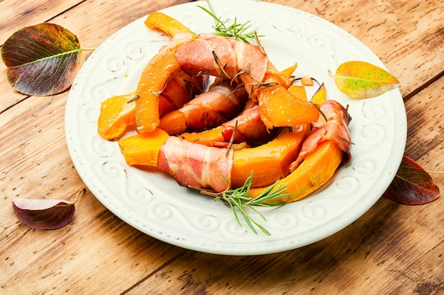 Pezzi di zucca arrostiti con pancetta.Cibo sano