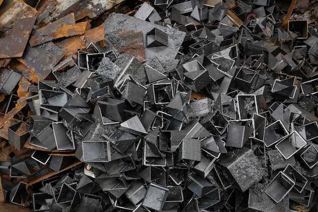 Pezzi fini di rifiuti metallici in scaglie in un'industria
