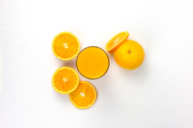 Pezzi freschi succo d'arancia in vetro isolato su sfondo bianco bevanda jiuce d'arancia fresca bevanda sana in estate concetti di frutta d'arancia biologica
