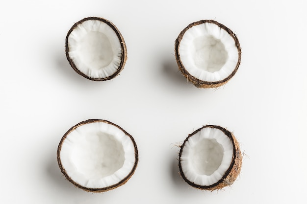 Pezzi maturi della noce di cocco su fondo bianco, spazio della copia