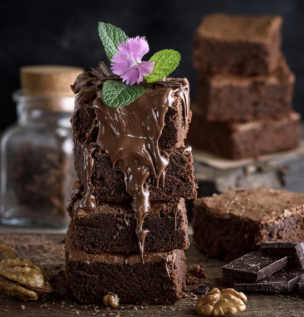 Pezzi quadrati di torta al cioccolato