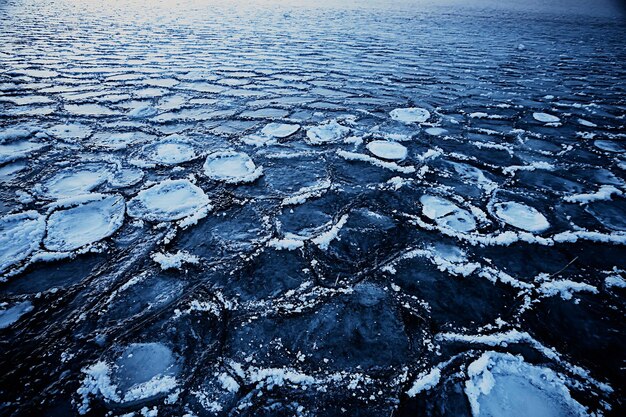 pezzi rotondi di ghiaccio marino congelato, sfondo dell'oceano clima invernale costa