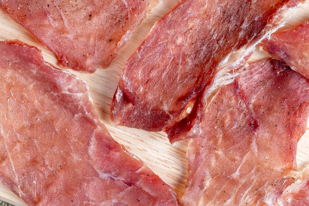 Pezzi sottili di carne secca con spezie