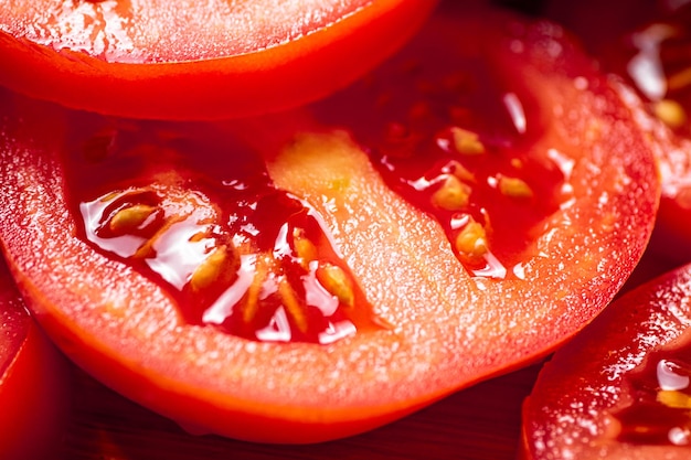 Pezzi tondi di pomodoro fresco