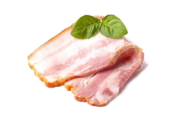 Pezzo crudo di pancetta fresca con foglia di basilico verde isolato su sfondo bianco