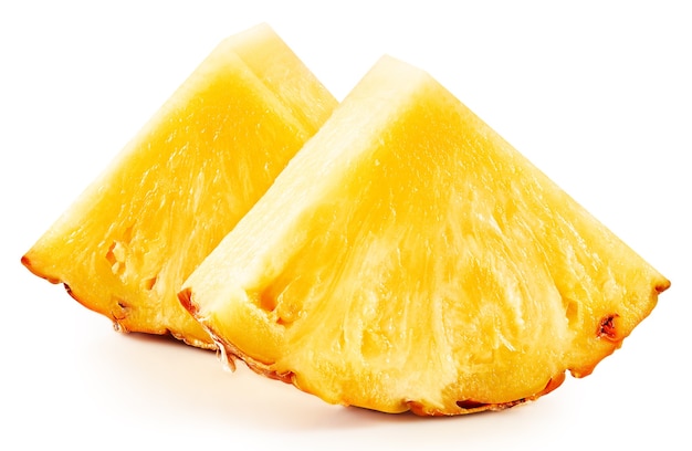 Pezzo di ananas isolato su sfondo bianco. Ananas maturo.