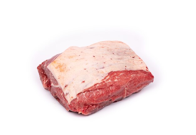 Pezzo di carne di cavallo cruda fresca isolata su fondo bianco,