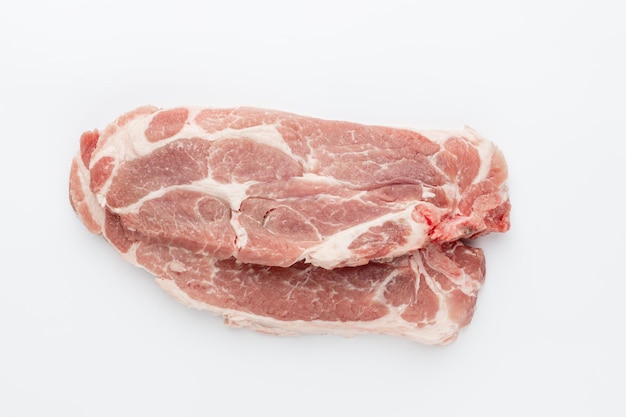 Pezzo di carne di maiale isolato su sfondo bianco