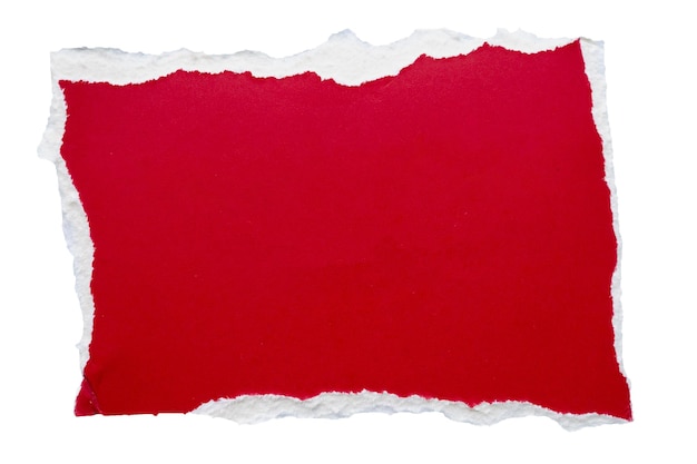 pezzo di carta rossa lacrima isolato su sfondo bianco