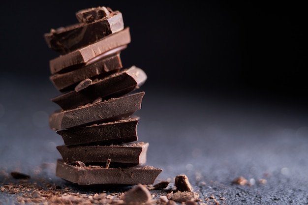 Pezzo di cioccolato fondente e gocce di cioccolato