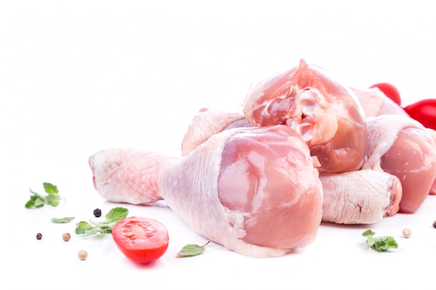 Pezzo di cosce di pollo crudo con decorazioni laterali