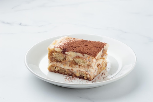 Pezzo di dolce tiramisù fatto in casa