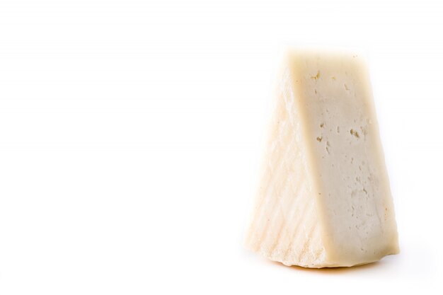 Pezzo di formaggio bianco isolato su bianco, copia spazio