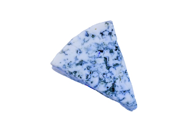 Pezzo di formaggio blu con muffa isolato su sfondo bianco